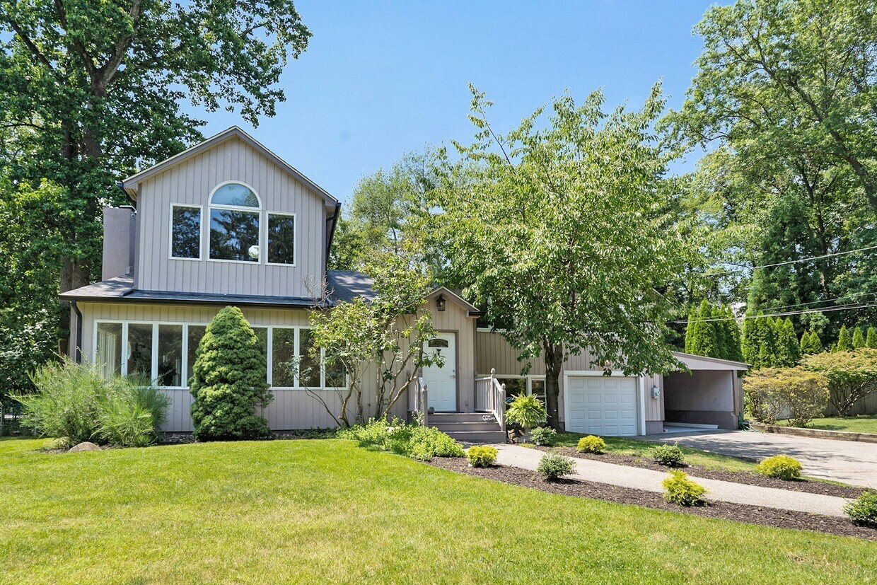 Primary Photo - 3 Lambert Ln