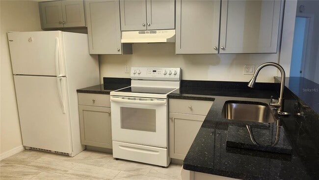 Foto del edificio - 7413 Mead Dr