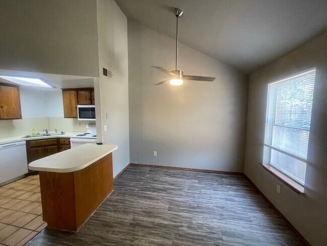 Building Photo - All new inside , 2 bed 2 bath duplex in No...