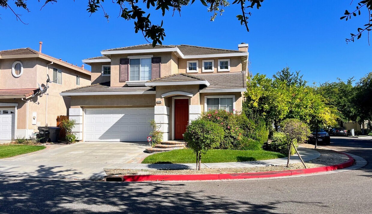 Primary Photo - 4BD/2.5BA Spacious Family Home in Prime Sa...