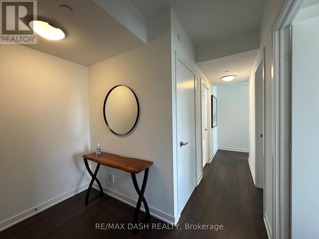 Photo du bâtiment - 223 St Clair Ave W