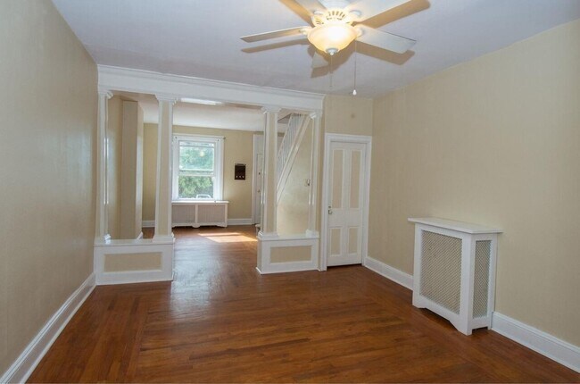 Building Photo - Incredible 4-Bedroom Townhouse in Roxborou...