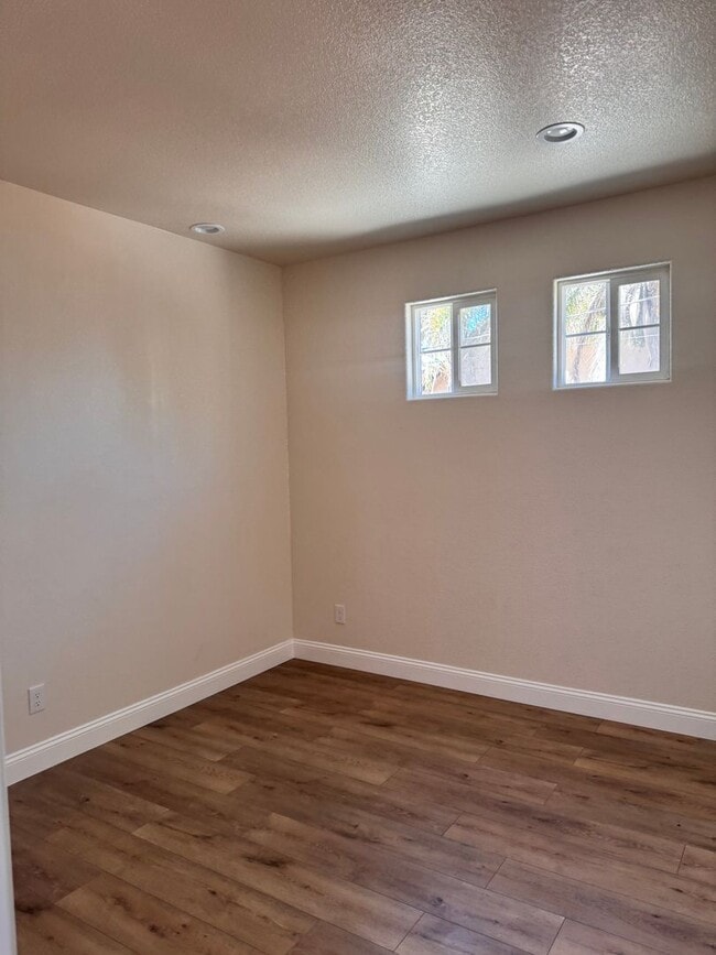 Building Photo - Move in Ready