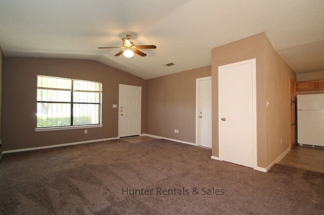 Building Photo - Delightful Duplex!