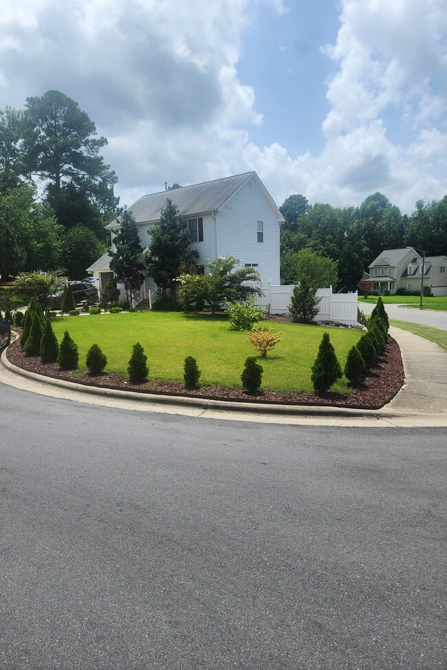 Building Photo - 837 Shackleton Rd