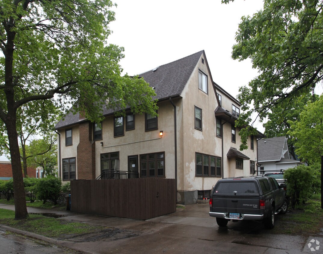 Building Photo - 1025 6th St SE