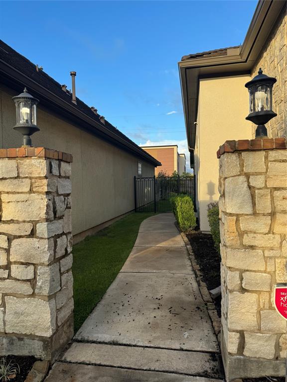 Building Photo - 5015 Fairford Dr