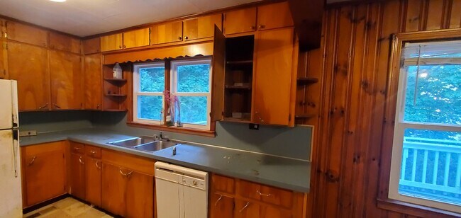 Foto del edificio - Large 4 Bedroom House On Hwy 105