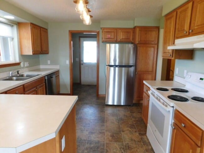 Building Photo - 2Bd/1.5Ba Single Story House - Available to View!