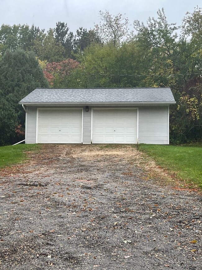 Building Photo - 3 Bed 1.5 Bath House in Wisconsin Dells, WI