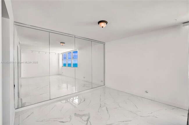 Foto del edificio - 5055 Collins Ave