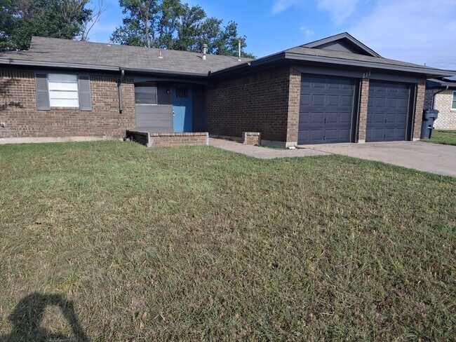 Building Photo - 111 SE Coachman Dr