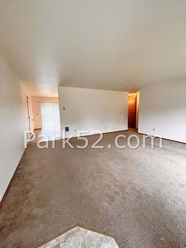 Building Photo - 2 Bedroom 1 Bathroom Tacoma Duplex