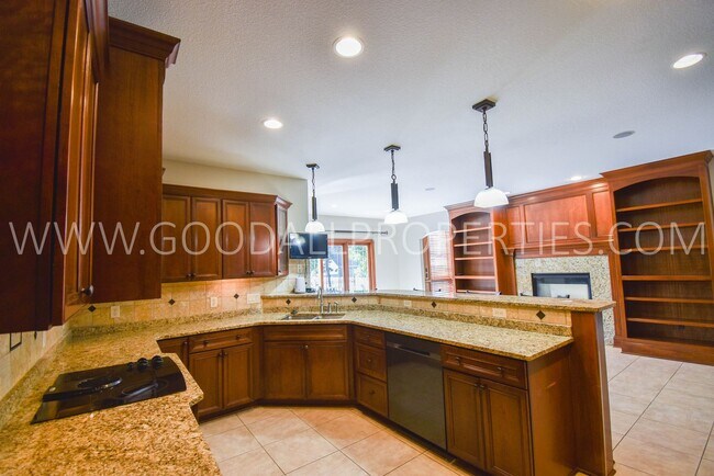 Building Photo - Executive 5 Bedroom Home With Pool in Ankeny