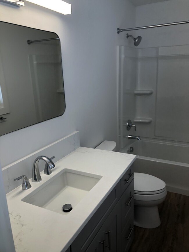 Baño - 618 E Myrtle St