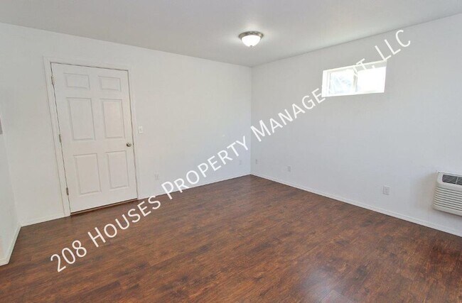 Building Photo - Affordable Single-Level Unit