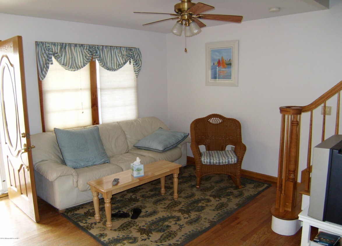 Foto del edificio - 327 New Bedford Rd