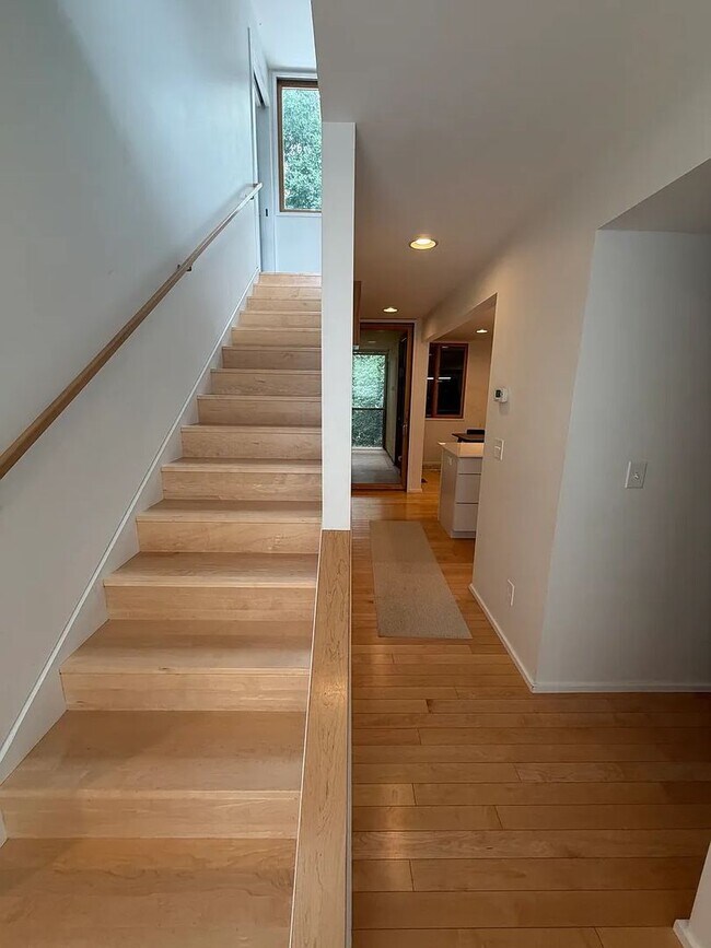 Foto del edificio - Spacious Pet-Friendly 4BR Home Near Downtown & UVA
