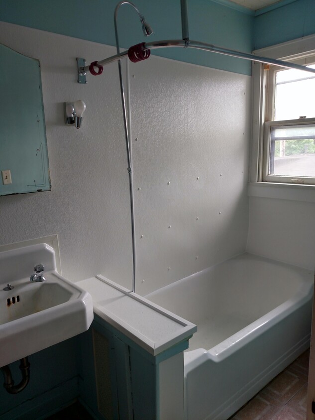 Building Photo - 426 13th St S