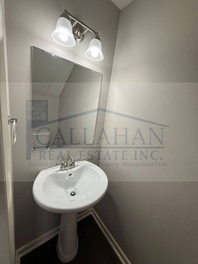 Building Photo - Duplex in NLR