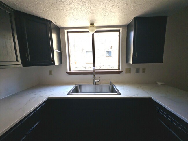 Foto del edificio - 1633 Ebony Ave