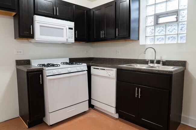 Foto del edificio - Uptown - English Garden, 1 Bed / 1 Bath - Central Heat & AC
