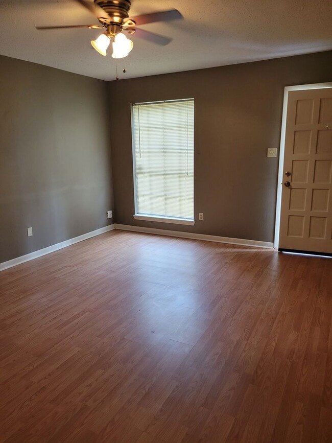 Building Photo - 9368 Wardlow Dr