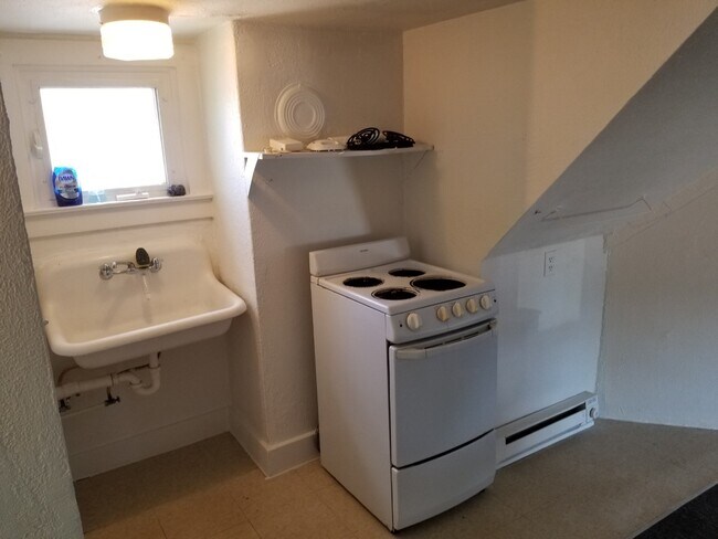 kitchen - 129 Elm Rd NE