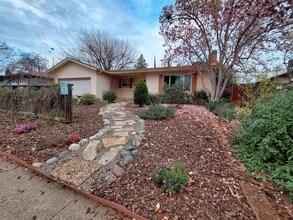 Building Photo - 844 Kern St