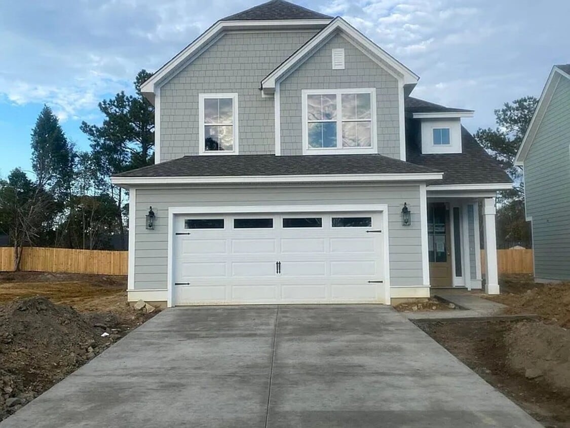 Primary Photo - Charming Home in Moncks Corner's Spring Gr...