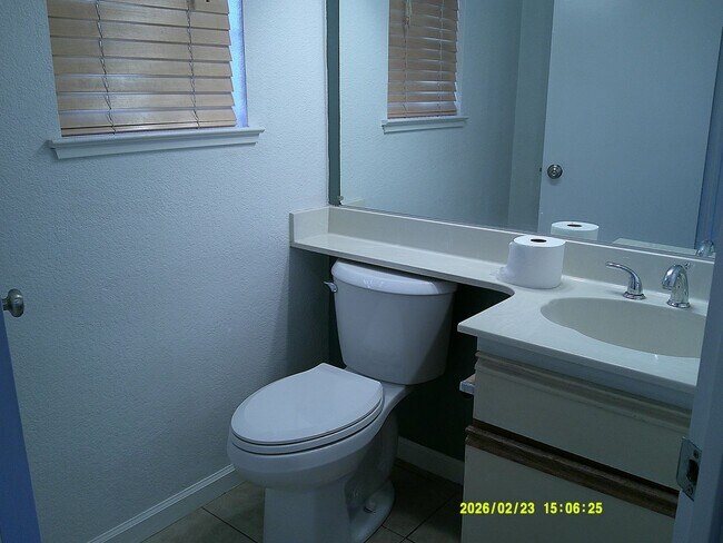 Foto del edificio - 4 bedroom in Dixon with spacious back yard