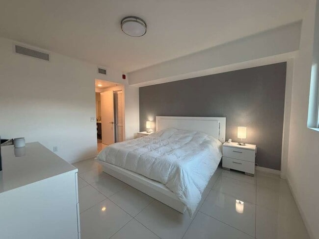 Foto del edificio - 2 BED/2 BATH UNIT 1-503