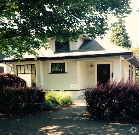 Located on top of Queen Anne in a quiet, green neighborhood. - 216 W Boston St