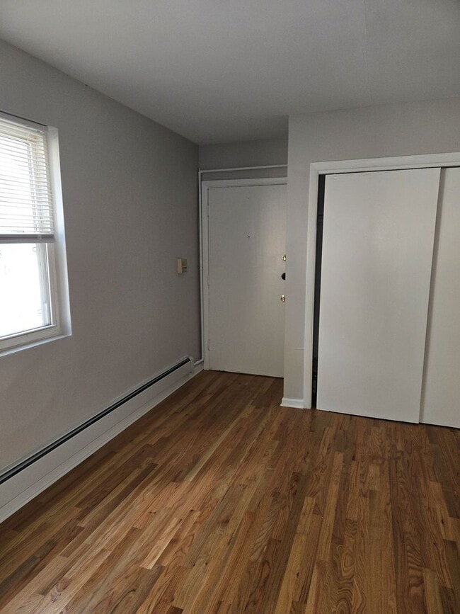 Building Photo - 1714 W Touhy Ave