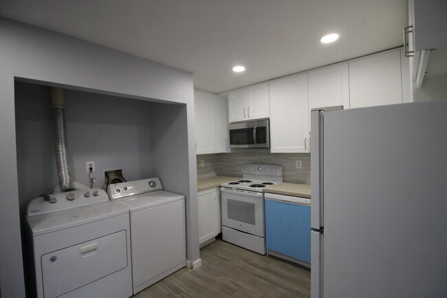Full size w/d - 13708 Flowing Brook Ct