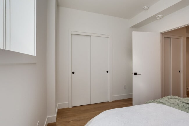 Building Photo - Modern 1 Bedroom Basement Suite Available Immediately