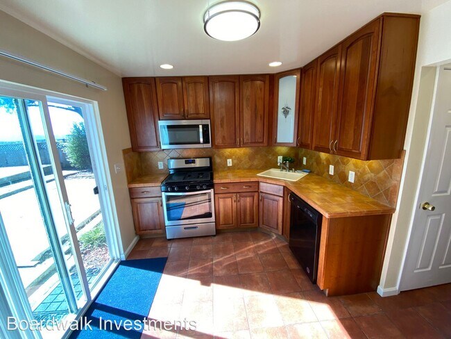 Building Photo - 4 br, 2 bath House - 648 Manor Dr.
