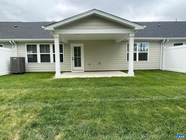 Foto del edificio - 5127 LAZY BRANCH Ln