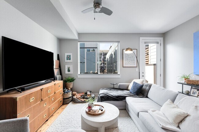 Foto del edificio - Modern 2BD, 2.5BA Sloan's Lake Townhome With 2-Car Garage