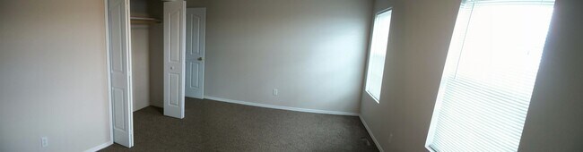 Foto del edificio - 3 Bedroom, 2 Bathroom duplex near -Pet Fri...