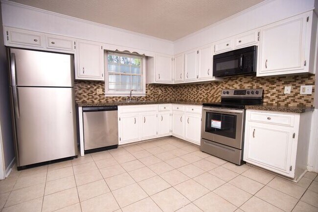 Building Photo - Spacious 4 Bedroom Home