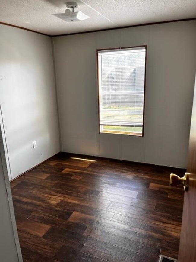 Building Photo - Check Out This 3BD/2B Mobile Home!!