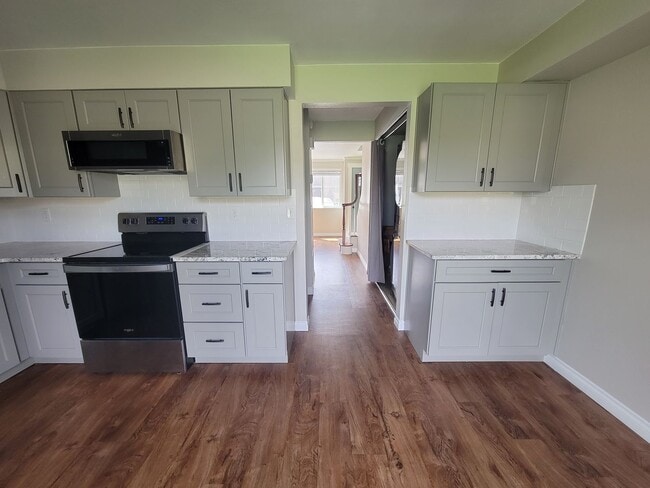 Building Photo - Townhome with Community Pool and Private P...