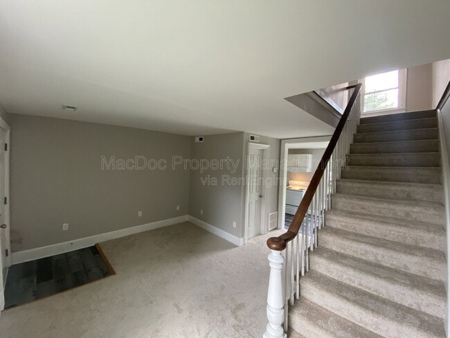 Building Photo - 210 Milford St