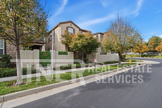 Foto del edificio - Stunning Newer Roseville Home is Charming ...