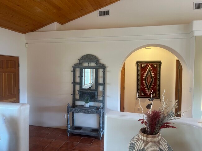 Foto del edificio - 2504 Griegos Pl NW