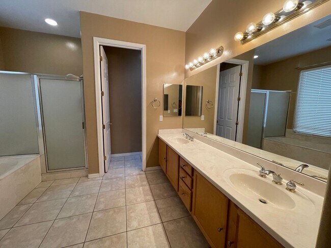 Foto del edificio - 3 BED / 2 BATH Mountain Park Ranch with a pool **Gated Community**