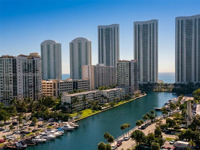 Foto del edificio - 500 Bayview Dr