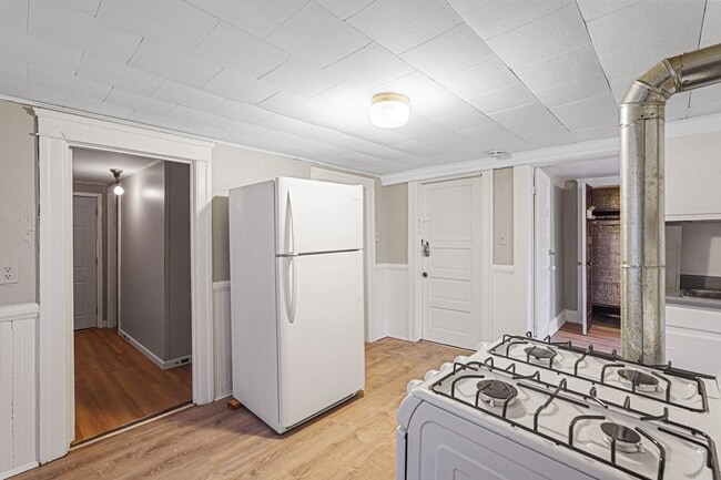 Building Photo - 10 1/2 Ellsworth St