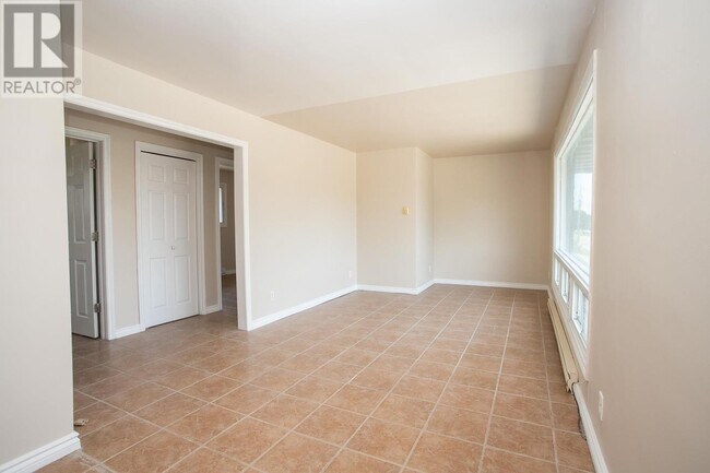 Building Photo - 2 Bedroom Unit – Parking & In-Unit Laundry...